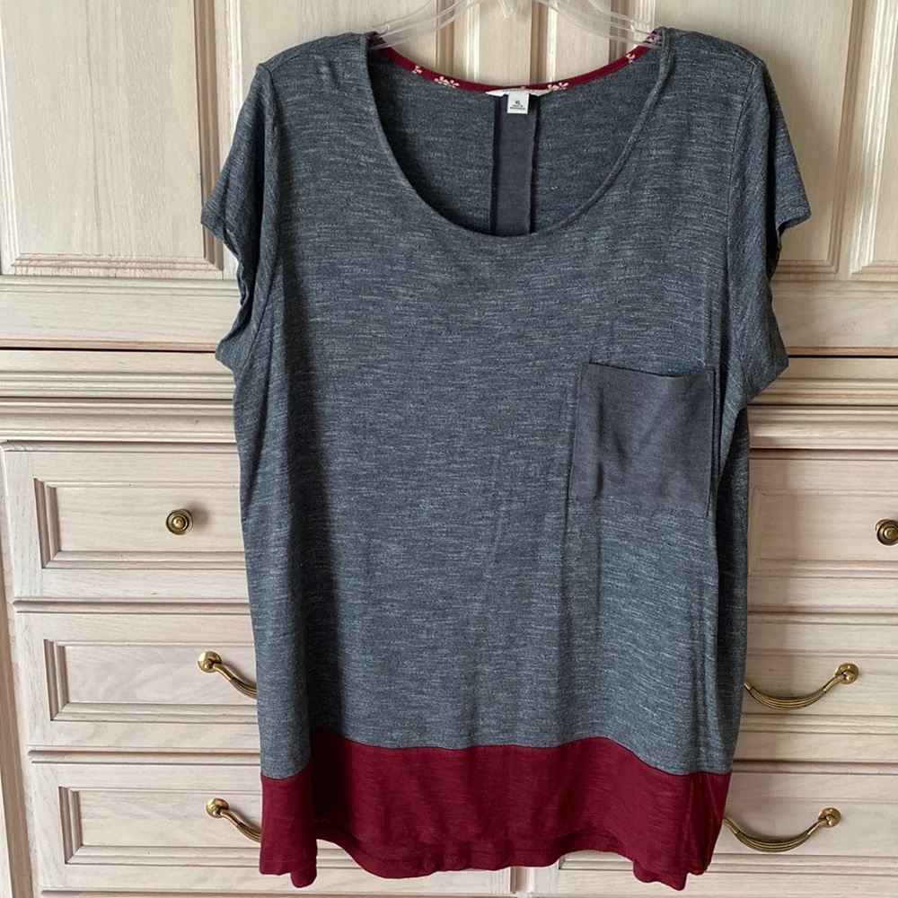 Short sleeve top with color block hem